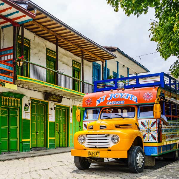 Goyipao, chiva cafetera junto a casas típicas de la región