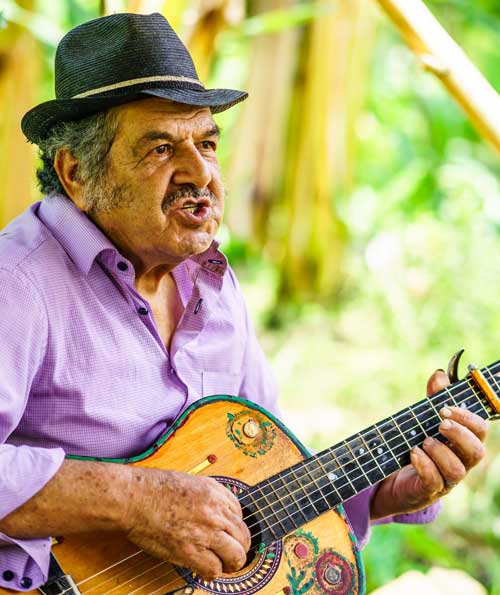 Músico tradicional de la región cafetera colombiana